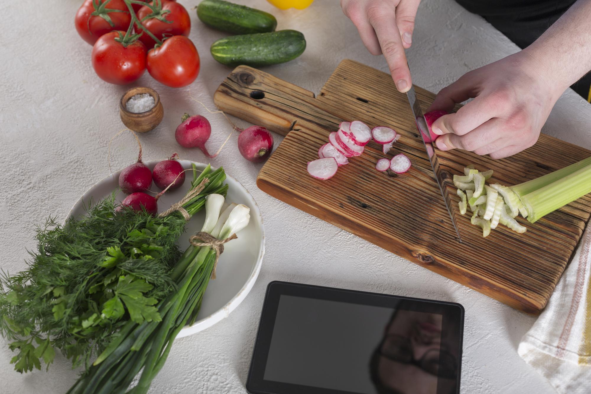 Manos preparando ingredientes frescos en cocina doméstica